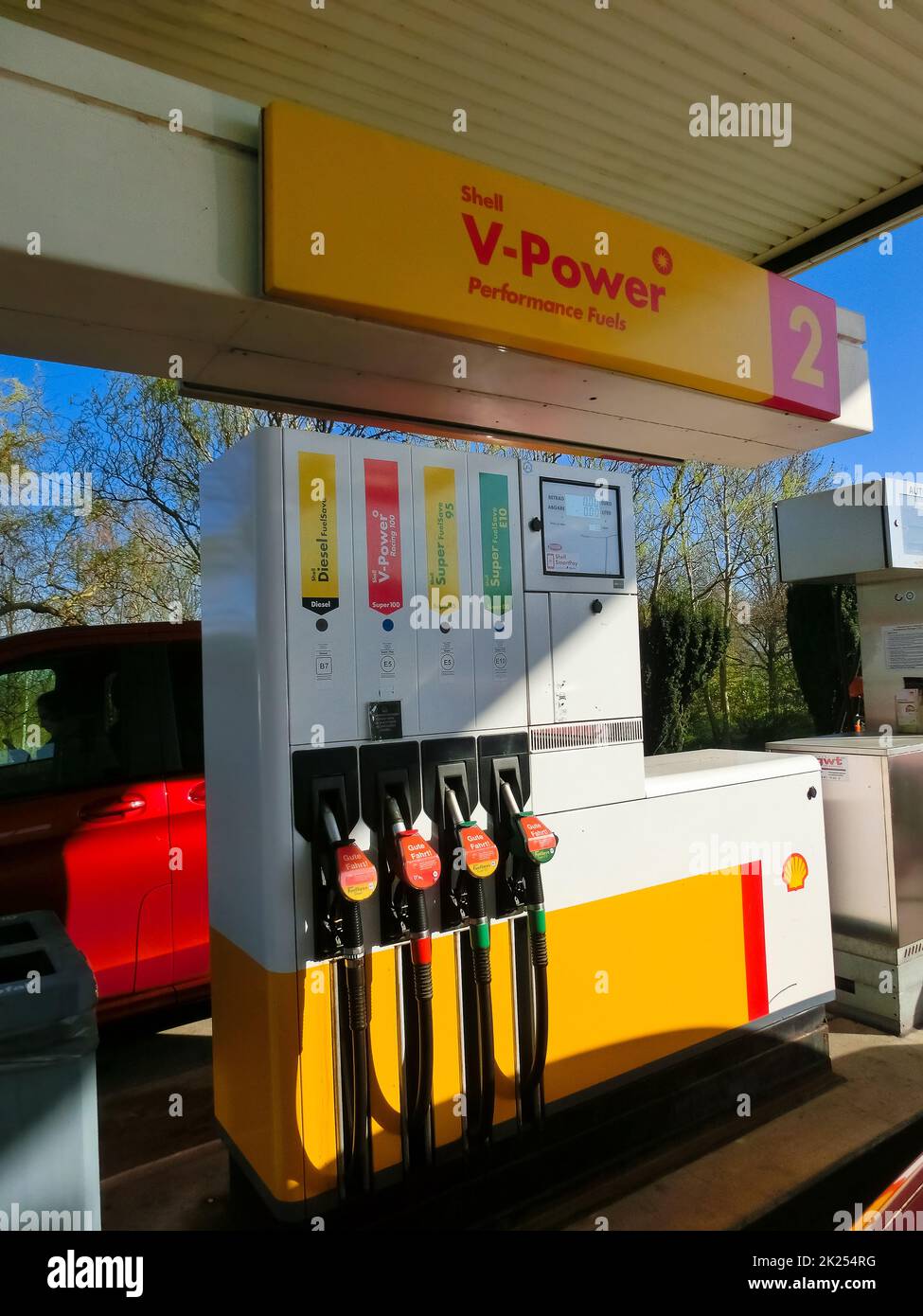 Dresden, 18. April 2022: Öldüse an der Tankstelle Stockfoto