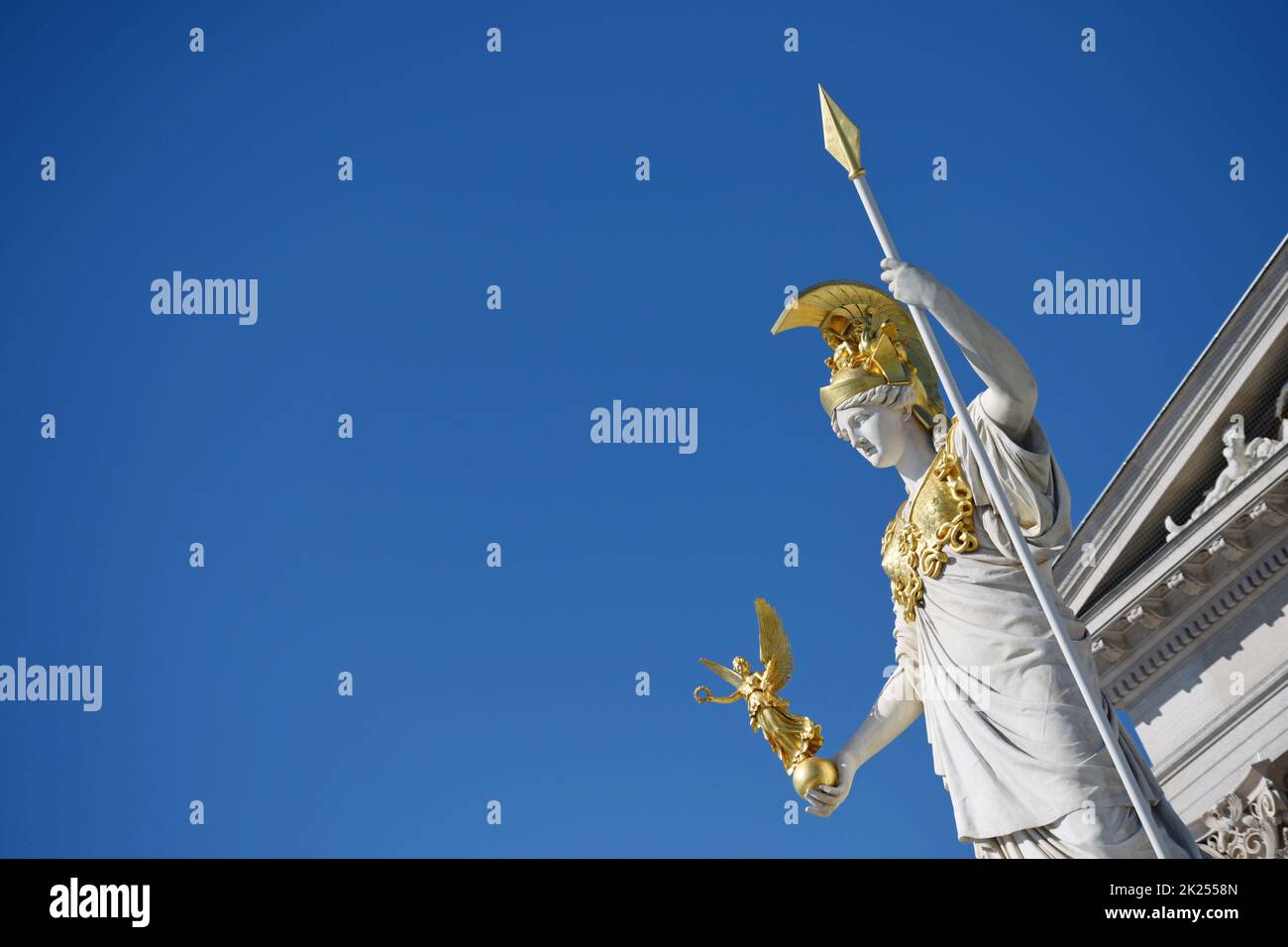 Renoviertes Österreichisches Parlament mit der Pallas Athene an der Ringstraße in Wien - renovierter österreichischer Bundestag mit der Pallas Athene auf der R Stockfoto