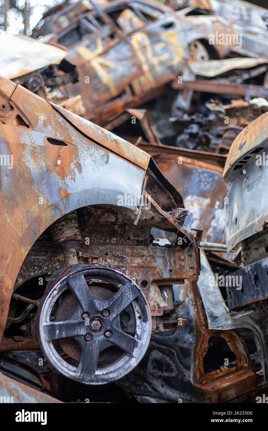 In Irpen verbrannten viele Autos, nachdem sie vom russischen Militär angeschossen wurden. Russlands Krieg gegen die Ukraine. Der Friedhof der zerstörten Autos der Zivilisten wh Stockfoto