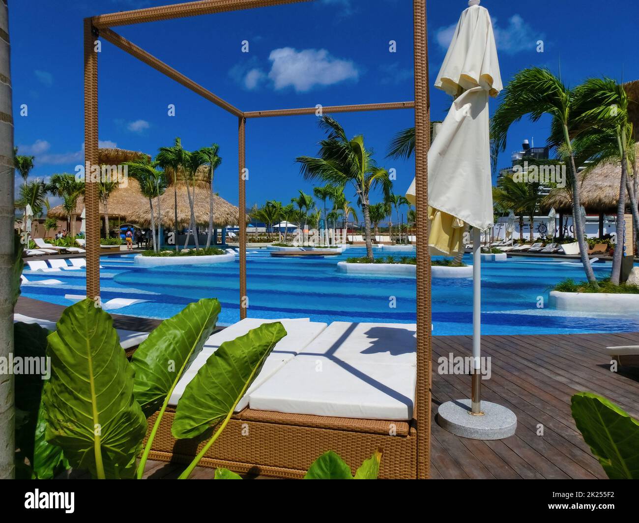 Puerto Plata, DR 10. Januar 2022 Pool in der Nähe von Geschäften am Kreuzfahrthafen Taino Bay