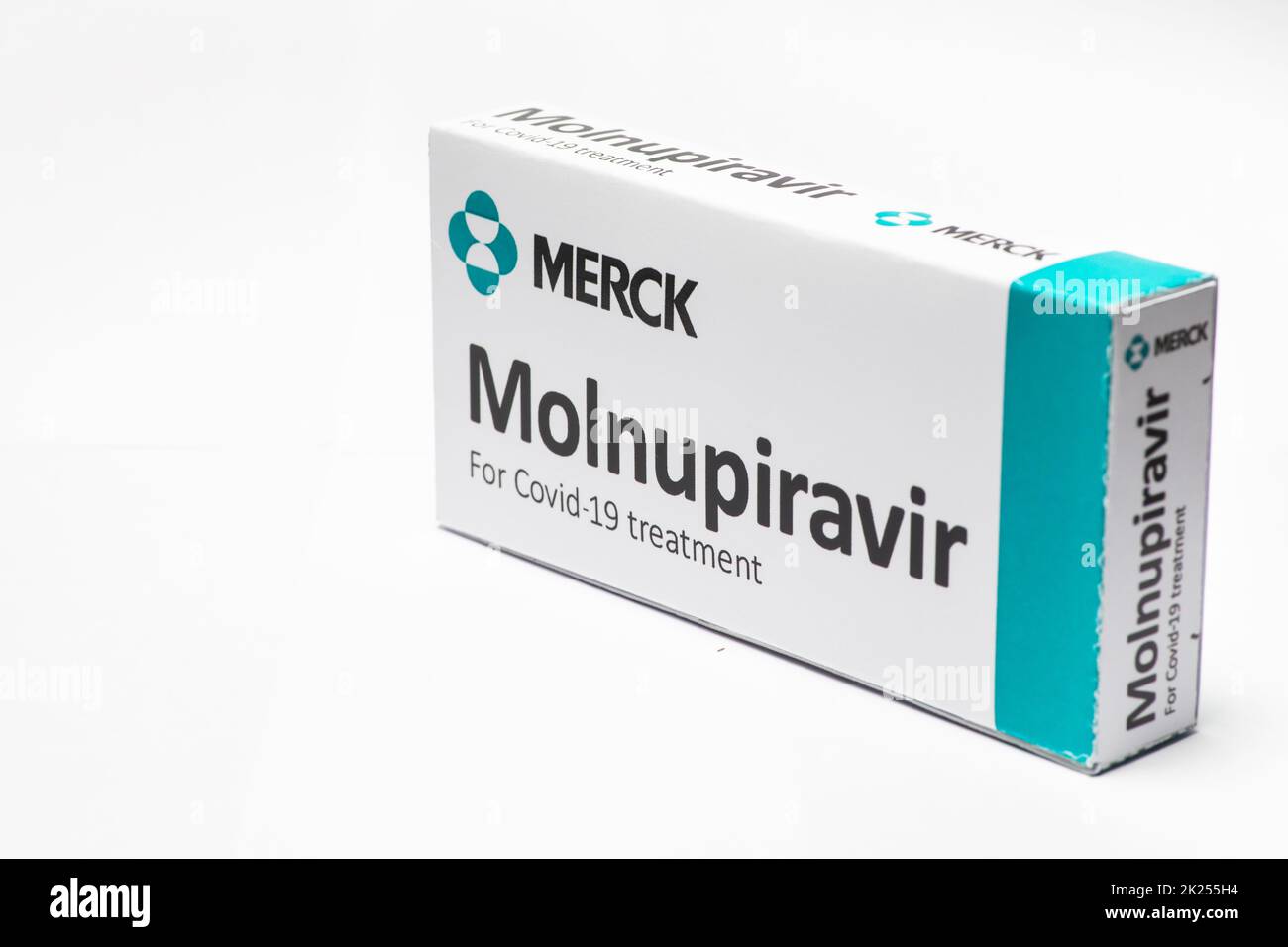 Bukarest, Rumänien - 2. Februar 2022: Illustrative redaktionelle Konzeptdarstellung der oralen antiviralen Pille Molnupuiravir, die von Merck entwickelt wurde. Corona-Virus Stockfoto