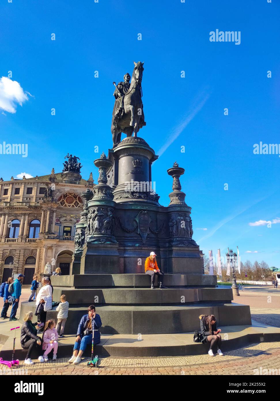 Dresden, Deutschland - 18. April 2022: Reiterstatue von König Johann auf dem Theaterplatz, Theaterplatz in Dresden, Sachsen, Deutschland Stockfoto