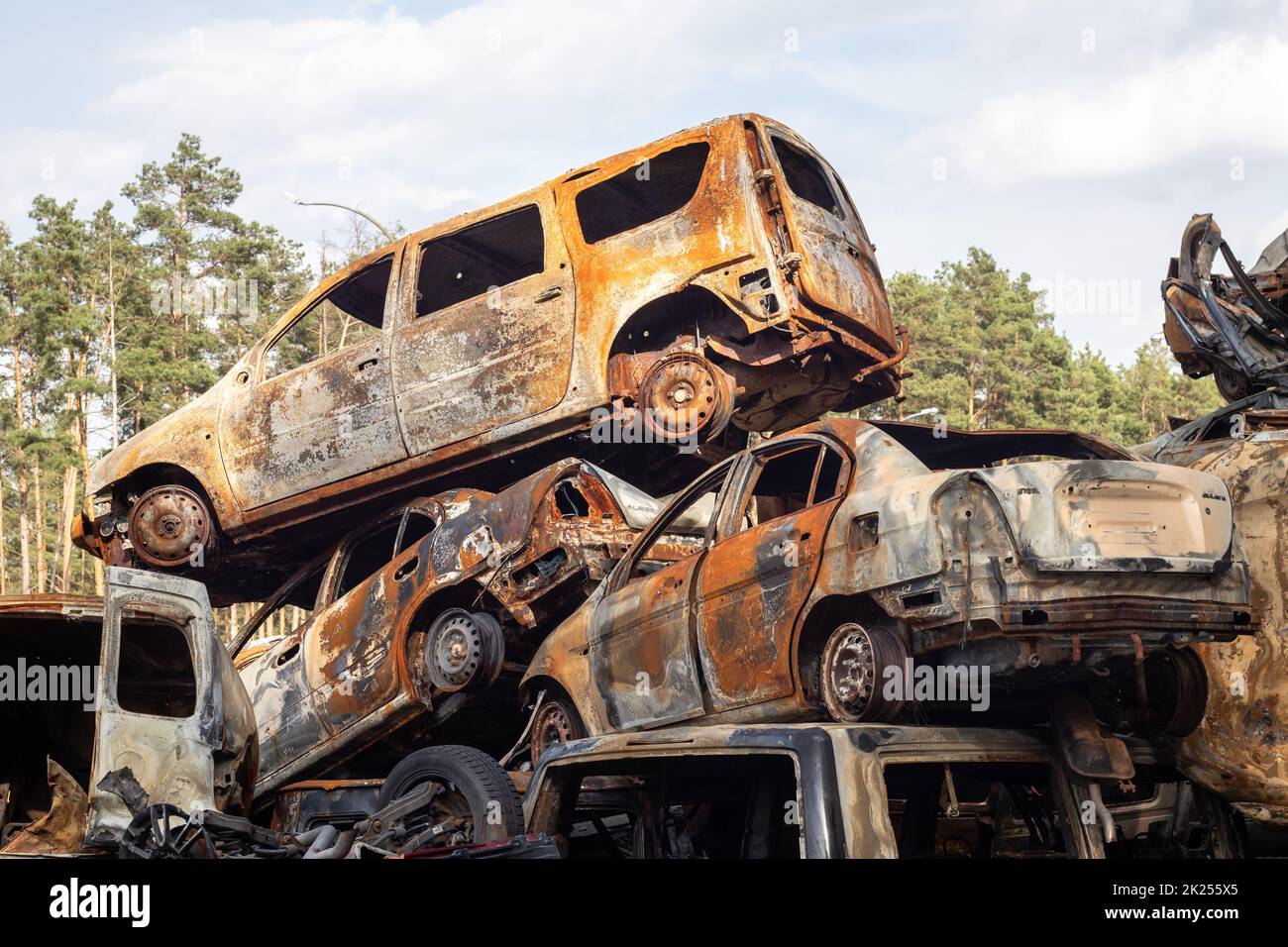 In Irpen verbrannten viele Autos, nachdem sie vom russischen Militär angeschossen wurden. Russlands Krieg gegen die Ukraine. Der Friedhof der zerstörten Autos der Zivilisten wh Stockfoto