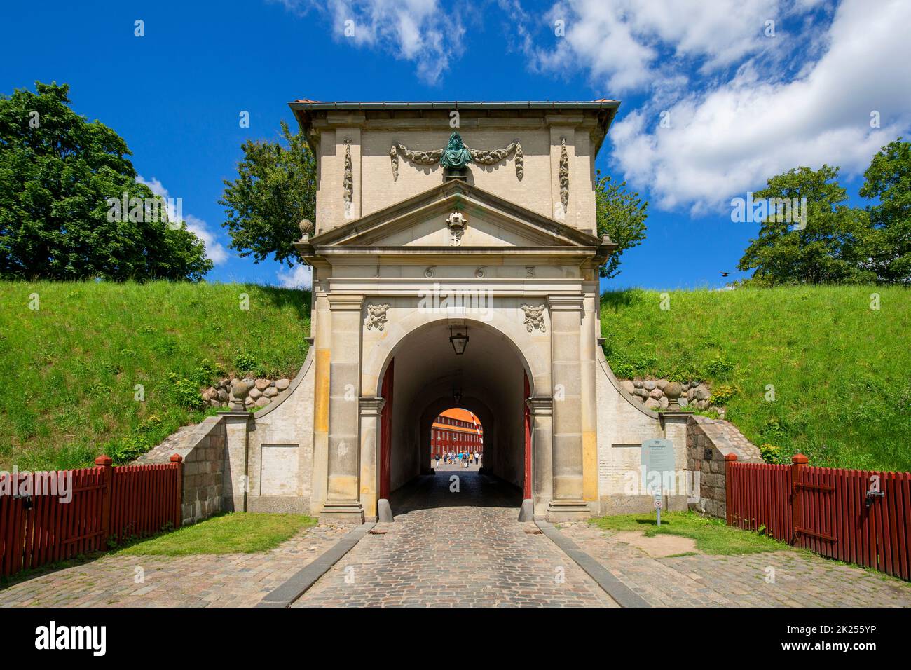 Kopenhagen, Dänemark - 22. Juni 2019: Alte Zitadelle, Kastellet, Blick auf das Königstor an sonnigen Tagen. Es ist eine der am besten erhaltenen Festungen in Nord-E Stockfoto