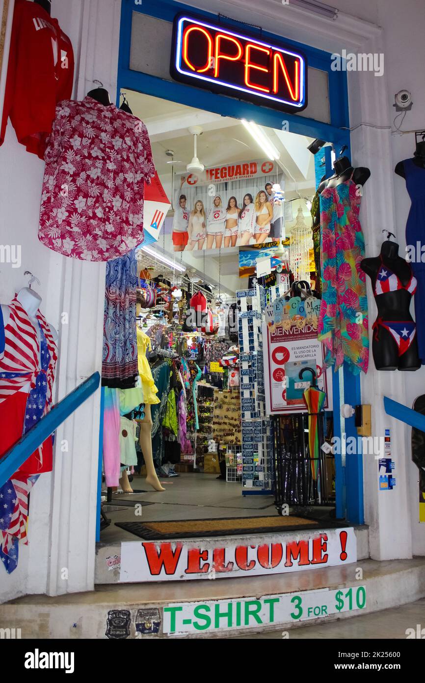 San Juan, Puerto Rico - 02. Mai 2022: Bunte Waren in einem Straßenladen in San Juan, Puerto Rico Stockfoto