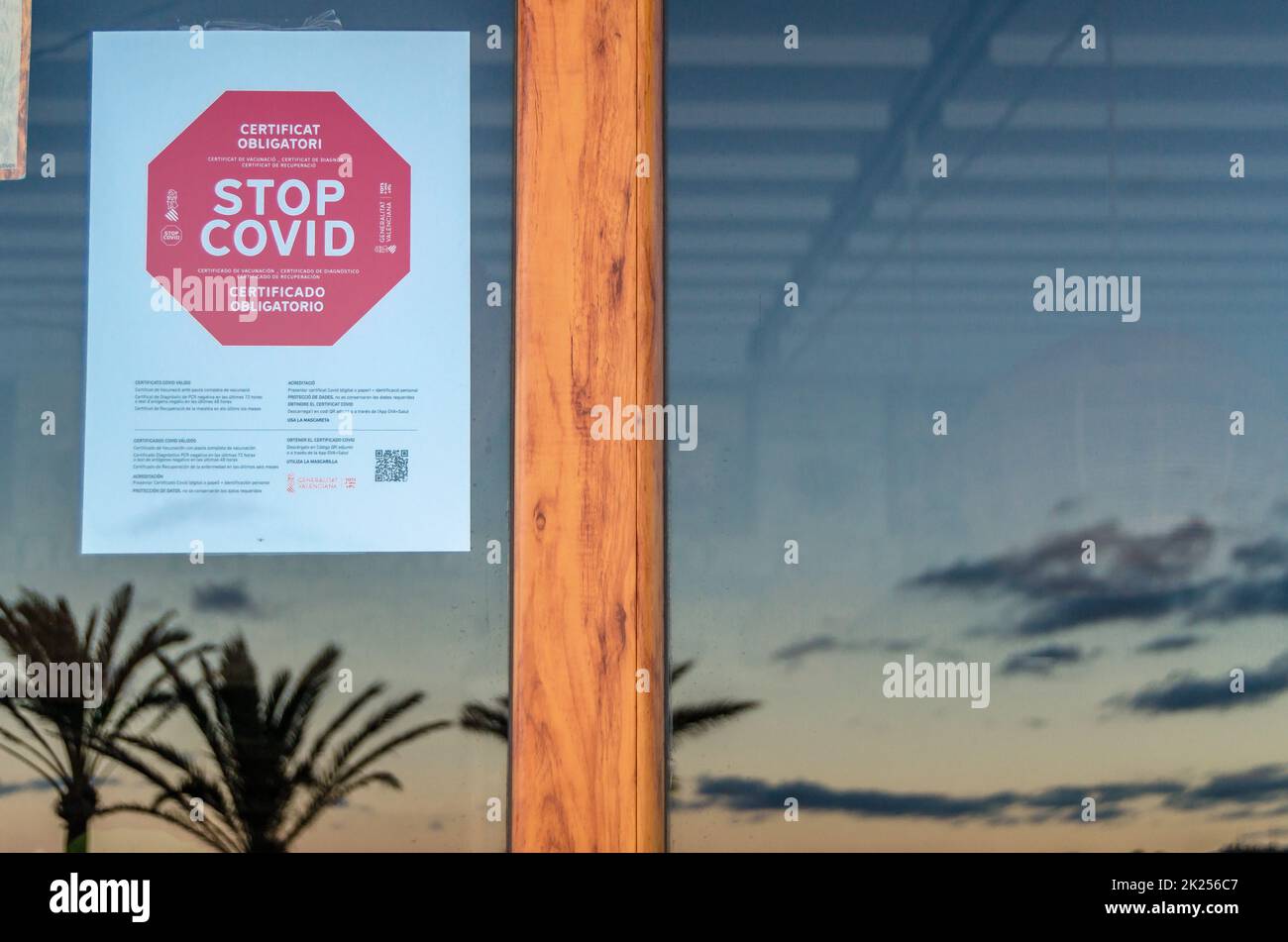 JAVEA (XABIA), SPANIEN - 25. JANUAR 2022: Informationsposter der Covid-Zertifikatanforderungen in einem Restaurant an der Strandpromenade des Medit Stockfoto