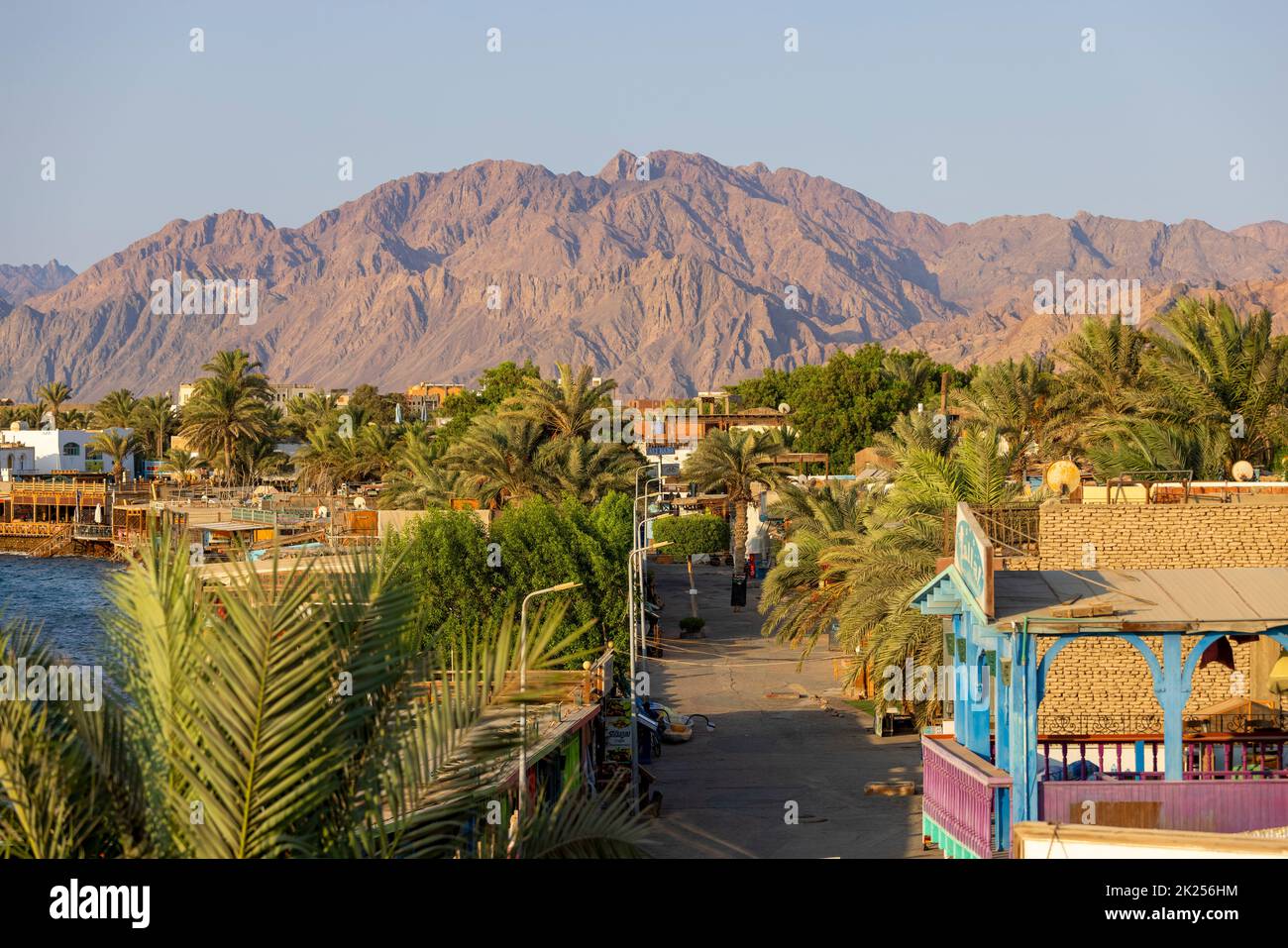 Dahab, Ägypten, Rotes Meer - 8. September 2021: Luftaufnahme einer exotischen Kleinstadt am Roten Meer, umgeben von den malerischen Bergen der Sinai Penins Stockfoto