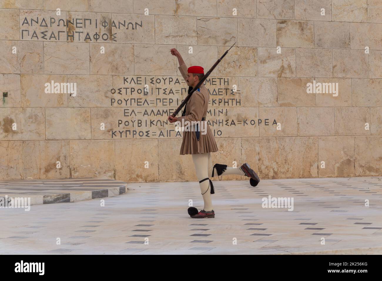 ATHEN, GRIECHENLAND - 06 2022. MAI: Zeremonielle Aufseher des Präsidenten - Evzones am Grab des unbekannten Soldaten vor dem griechischen Parlament, Athen, Gr Stockfoto
