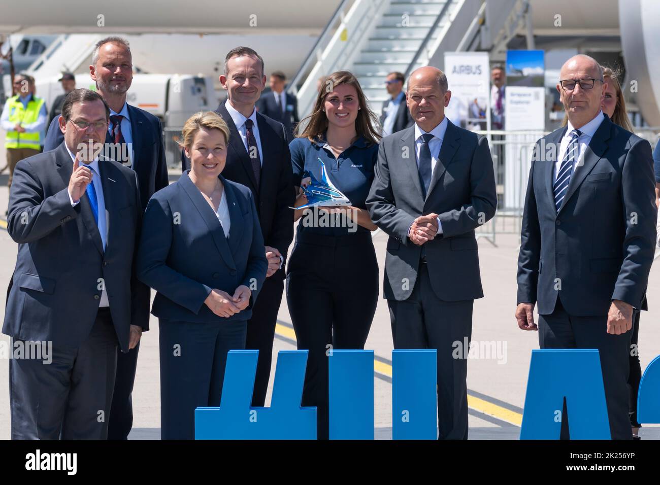 Am 22. Juni 2022 eröffnet Bundeskanzler Olaf Scholz die ILA 2022, gefolgt von einer Führung durch ILA Berlin. Stockfoto