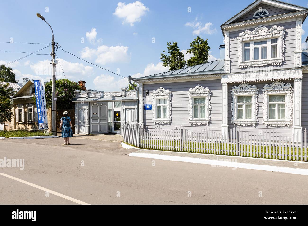 Kolomna, Russland - 10. Juni 2022: Das Museum für Bio-Kultur Kunstmuseum befindet sich in einem Herrenhaus im Jahr 1815 in Kolomna Kreml in der Altstadt von Kolomna Stadt auf Sonne gebaut Stockfoto