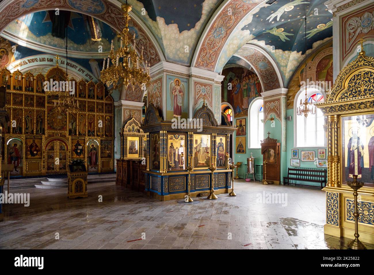Kolomna, Russland - 10. Juni 2022: Im Inneren der Kirche der Ikone der Gottesmutter von Tichwin vom Kolomna Kreml in der Altstadt von Kolomna Stockfoto