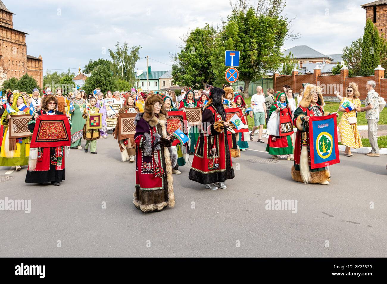 Kolomna, Russland - 11. Juni 2022: Prozession von Handwerkern in handgefertigtem Kleid während des Internationalen Patchwork Festivals Seele Russlands im Kolomna Kreml i Stockfoto
