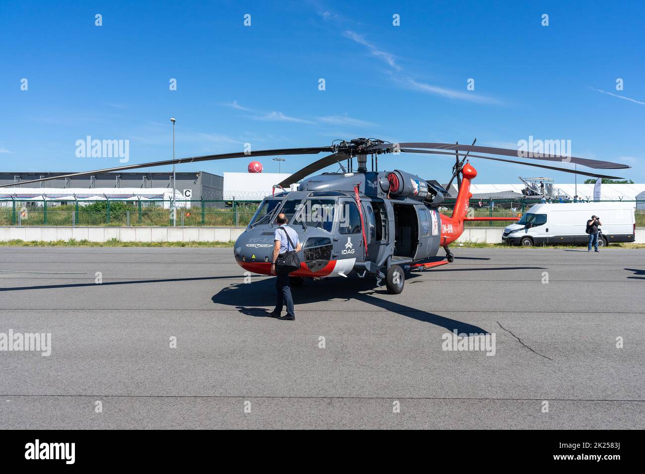 BERLIN, DEUTSCHLAND - 23. JUNI 2022: Militärhubschrauber Sikorsky UH-60A Black Hawk mit mittlerem Auftrieb wird von der Slowakischen Ausbildungsakademie eingesetzt. Ausstellung ILA Be Stockfoto