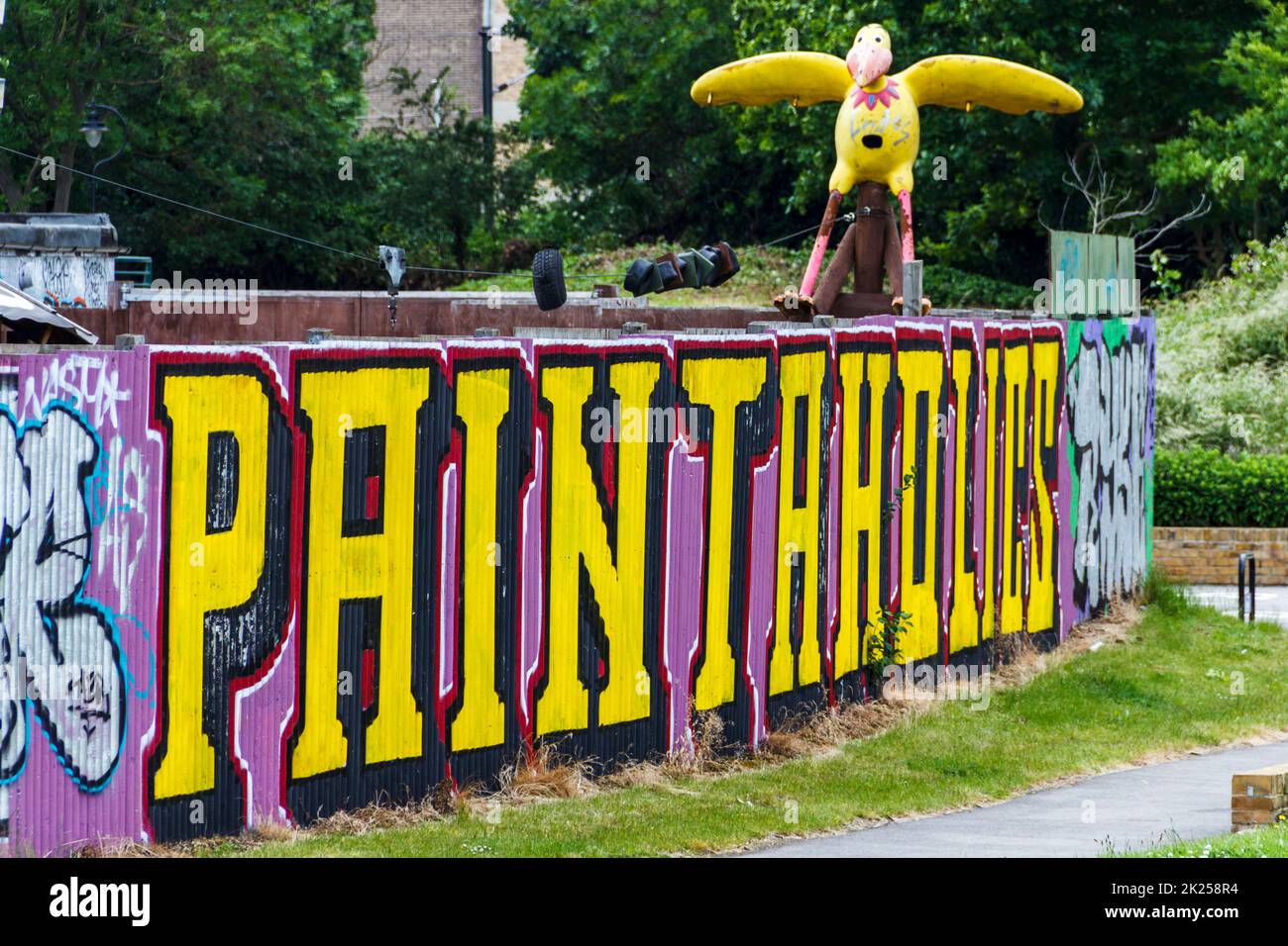 Ein Schild mit der Aufschrift „Paintaholics“ im Skateboard-Bereich des Markfield Park, Haringey, London, Großbritannien Stockfoto