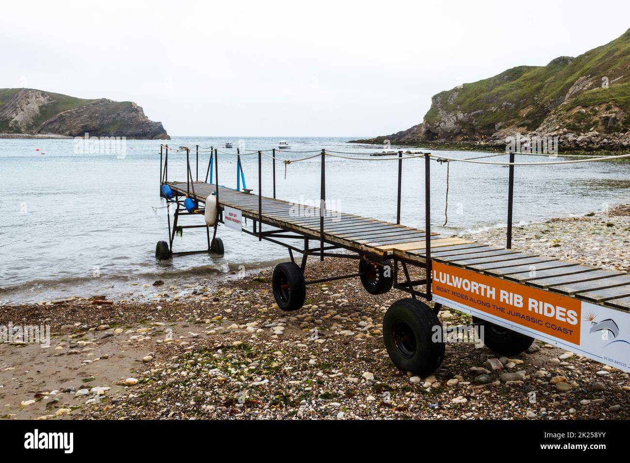 Mobiler Steg, der bei Flut ins Meer reicht, Lulworth Cove, Dorset, England, Großbritannien Stockfoto