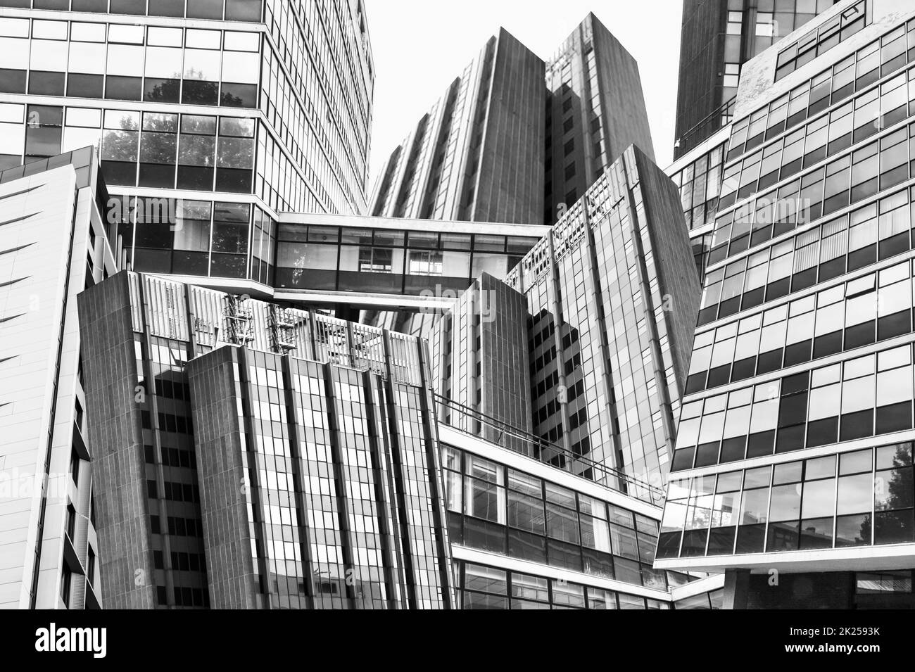 Konzeptbild von Hochhäusern, die in einer dystopischen Zukunft zusammengepfercht sind Stockfoto