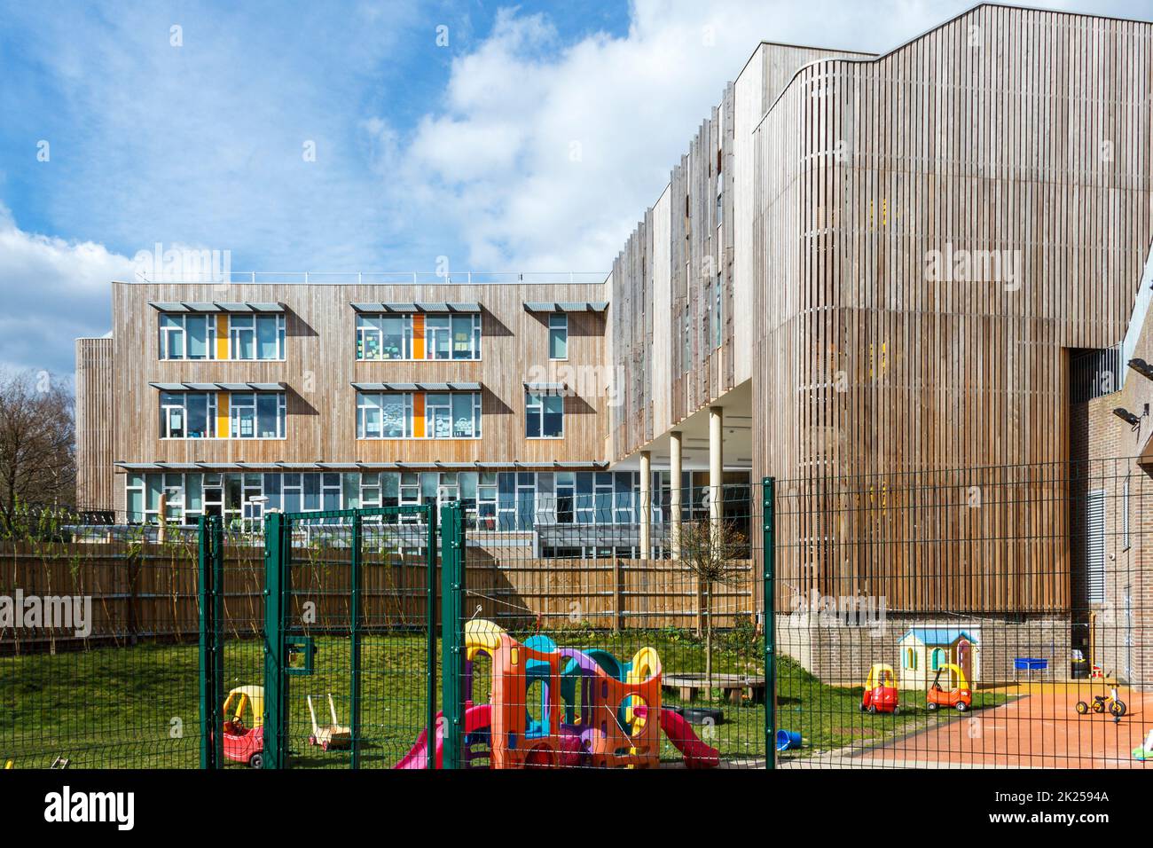Die mit dem RIBA-Award ausgezeichnete Ashmount Primary School, die erste „in Use“-Schule Großbritanniens mit CO2-negativen Auswirkungen, Bowler's Nursery im Vordergrund, North London, Großbritannien Stockfoto