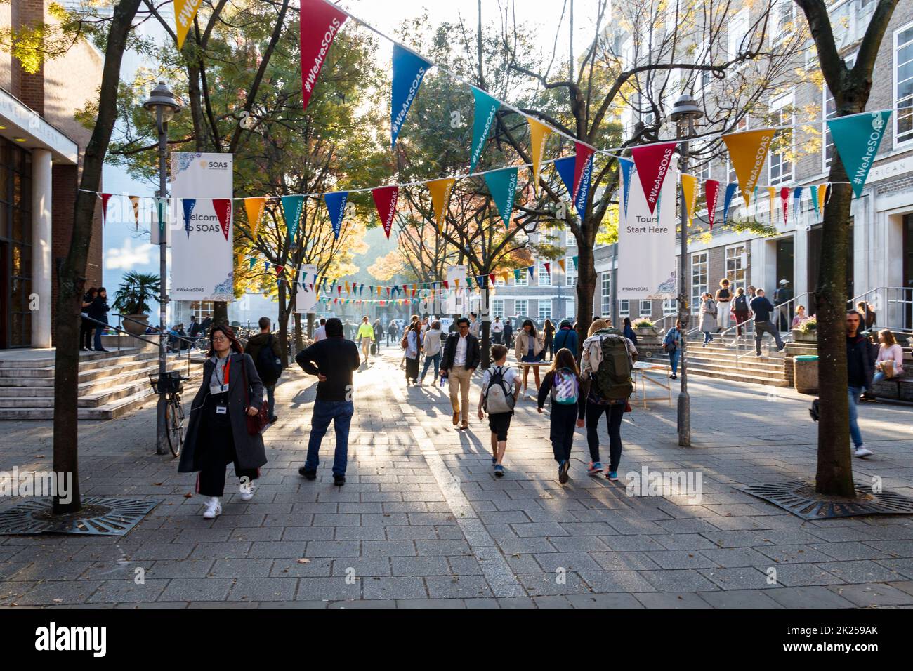 Die Studenten kehren zu Beginn eines neuen Jahres an die SOAS (School of African and Oriental Studies) der University of London, Thornhaugh Street, London, Großbritannien, zurück Stockfoto