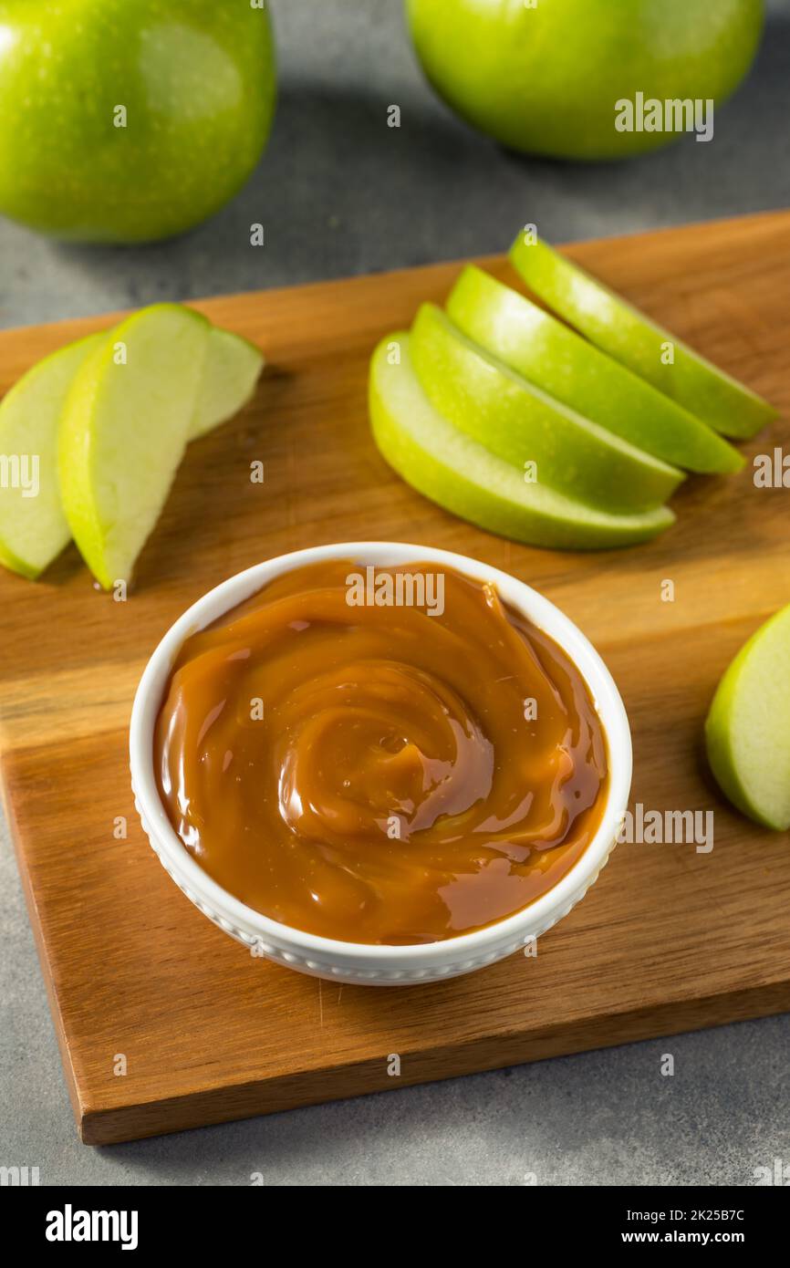 Hausgemachte Karamell Dip mit grünen Äpfeln bereit zum Essen Stockfoto