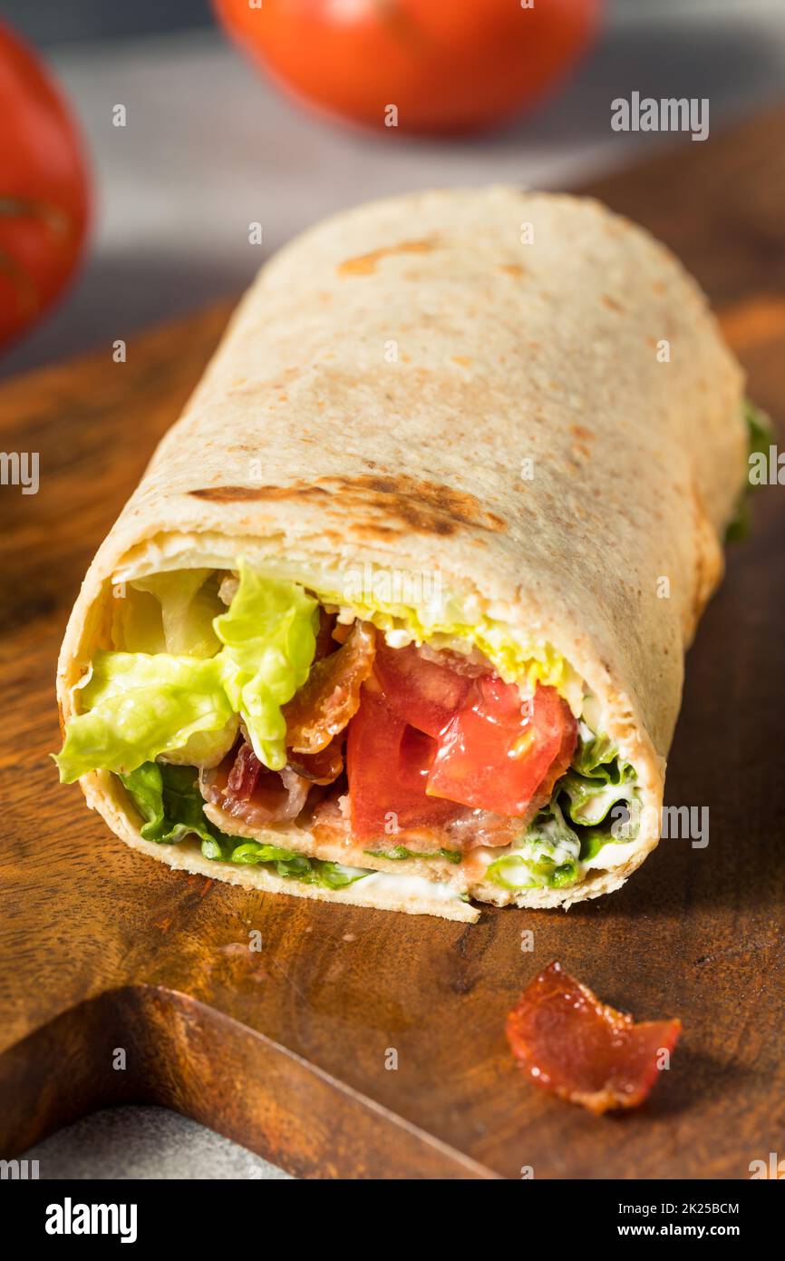Hausgemachte Speck Salat Tomate BLT Wrap mit Mayo Stockfoto