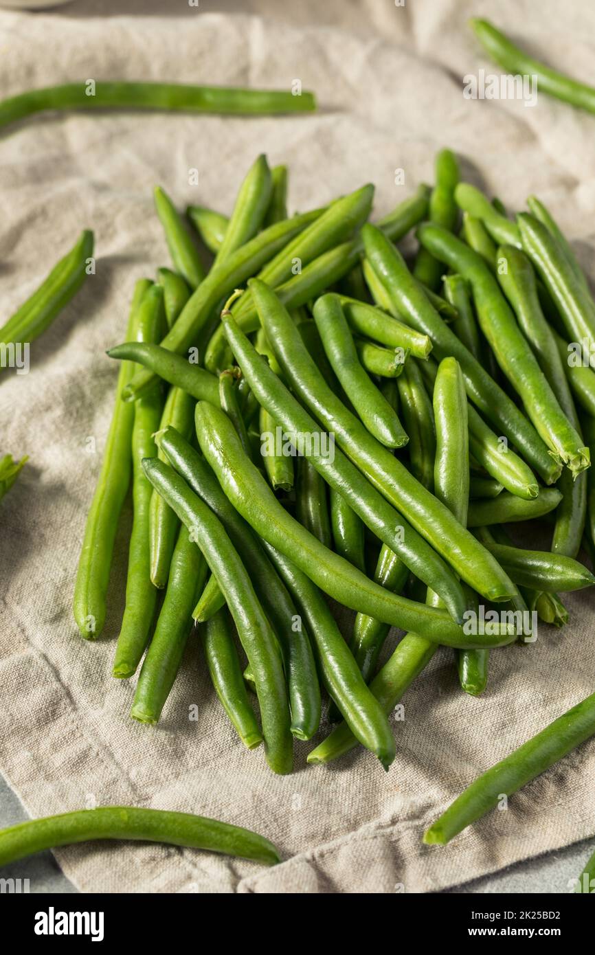 RAW Green Organic String Bohnen in einem Bund Stockfoto
