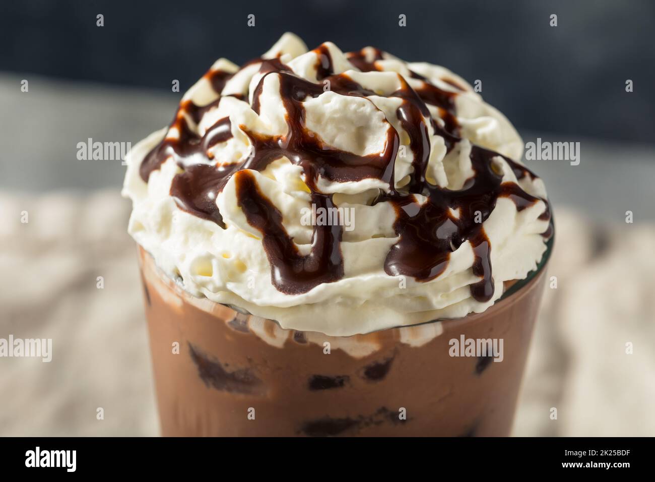 Kalter Iced Mocha Kaffee mit Schlagsahne und Schokolade Stockfoto