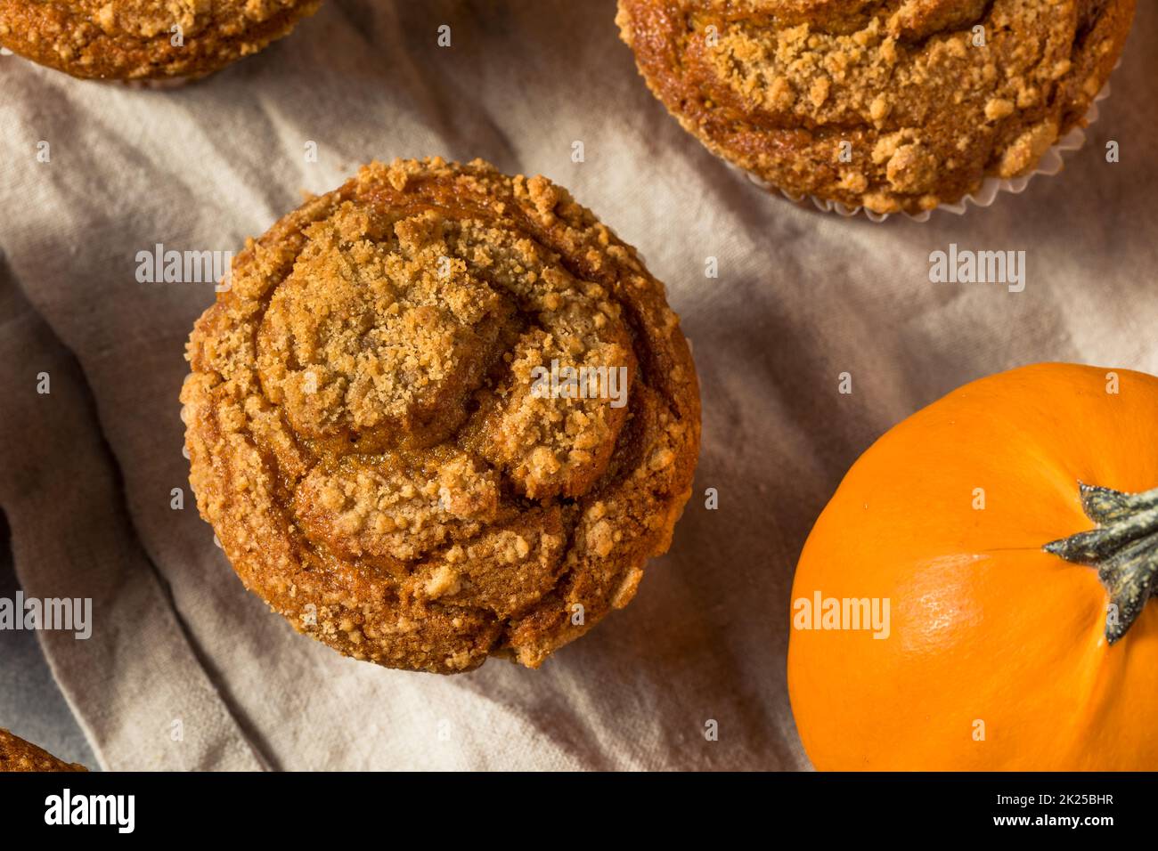 Hausgemachte Kürbis-Gewürz-Muffins zum Frühstück Stockfoto