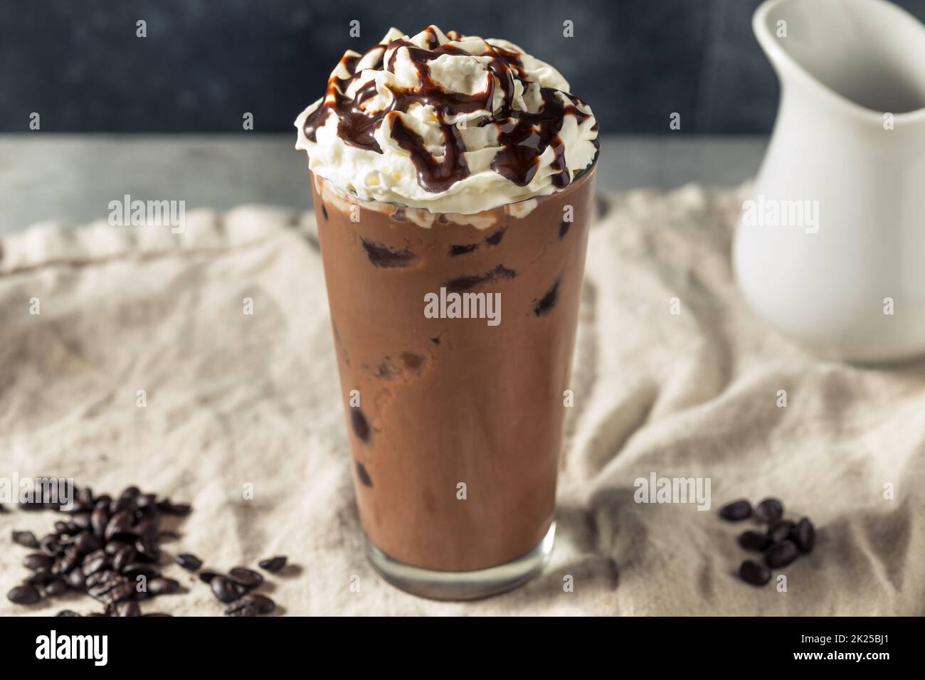 Kalter Iced Mocha Kaffee mit Schlagsahne und Schokolade Stockfoto