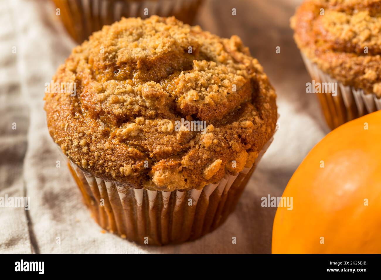 Hausgemachte Kürbis-Gewürz-Muffins zum Frühstück Stockfoto