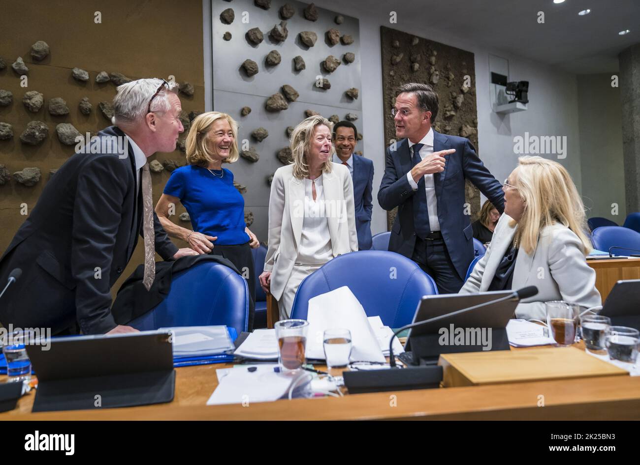 2022-09-22 17:05:09 DEN HAAG - (VLNR) Eric van der Burg, Staatssekretär für Asyl und Migration, Micky Adriaansens, Wirtschaftsminister, Kajsa Ollongren, Verteidigungsminister, Premierminister Mark Rutte und Sigrid Kaag, Finanzminister, während des zweiten Tages der allgemeinen politischen Überlegungen, Die Debatte nach der Rede vom Thron am Budgettag. Nach der Reaktion des Repräsentantenhauses auf den vom scheidenden Kabinett am Budgettag vorgelegten Haushaltsplan war Rutte an der Reihe, zu reagieren. ANP BART MAAT niederlande Out - belgien Out Stockfoto