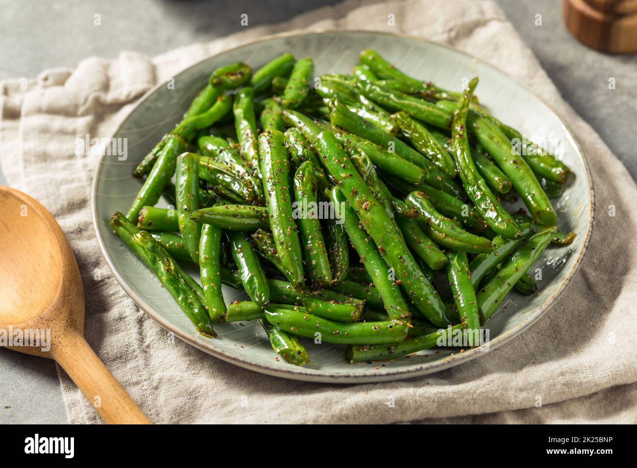 Hausgemachte sautierte grüne Bohnen mit Salz und Pfeffer Stockfoto