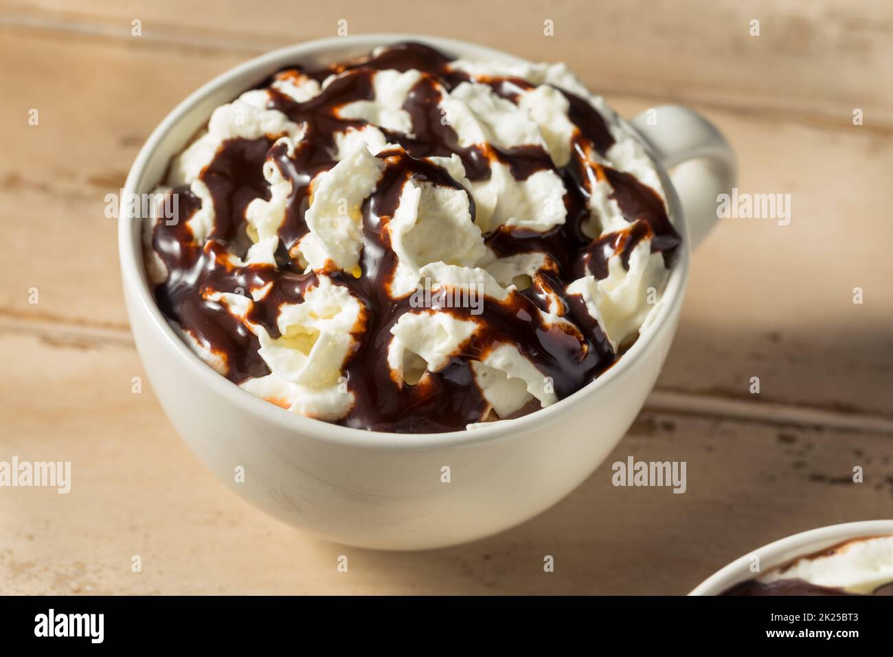 Warmer, süßer, heißer Mokka-Kaffee mit Schlagsahne und Schokolade Stockfoto