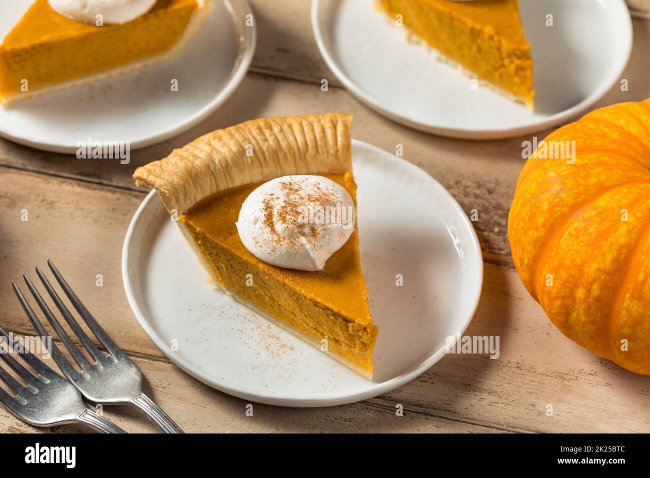 Hausgemachter Thanksgiving-Kürbiskuchen mit Schlagsahne und Gewürz Stockfoto