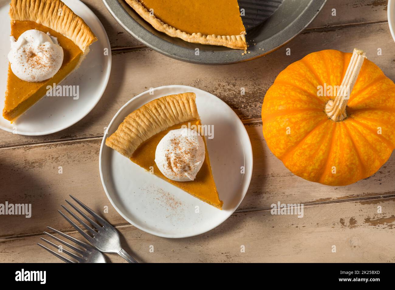 Hausgemachter Thanksgiving-Kürbiskuchen mit Schlagsahne und Gewürz Stockfoto