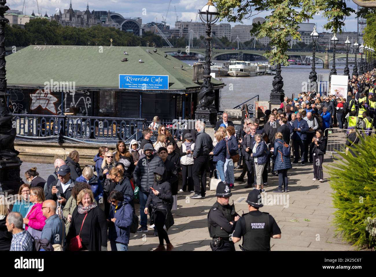 Royal Mourners stehen Schlange, um ihren Respekt zu zollen und das im Bundesstaat Queen Elizabeth II, gegenüber der Westminster Bridge, Southbank, London, UK liegende Viertel zu besuchen Stockfoto