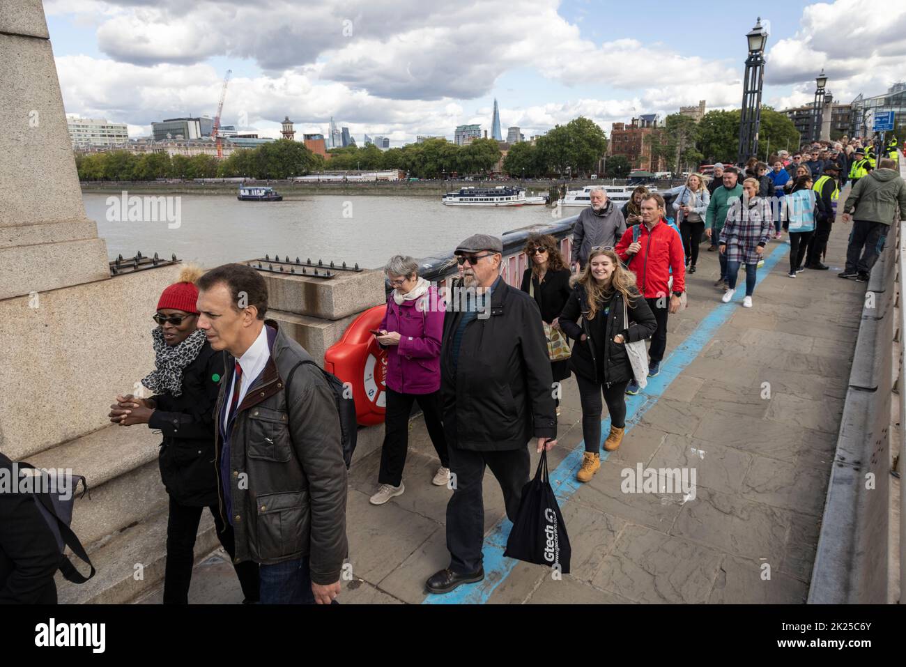 Royal Mourners stehen Schlange, um ihren Respekt zu zollen und den im Bundesstaat Queen Elizabeth II. Liegenden Ort über die Lambeth Bridge, Southbank, London, Großbritannien, zu besuchen Stockfoto