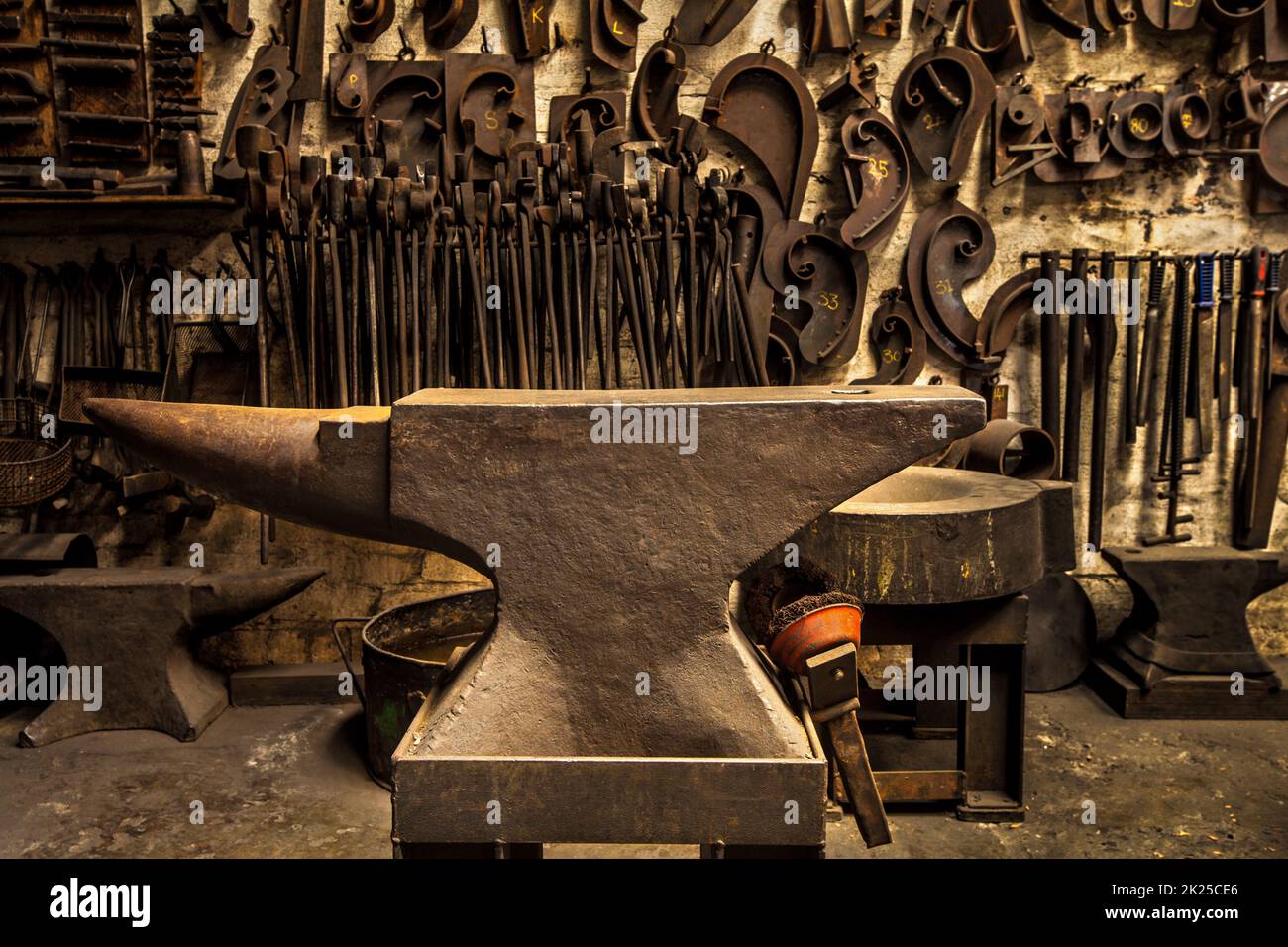 Schmiede feinster Freund. Ein Amboss, der von einem Schmied in seiner Werkstatt verwendet wird. Stockfoto