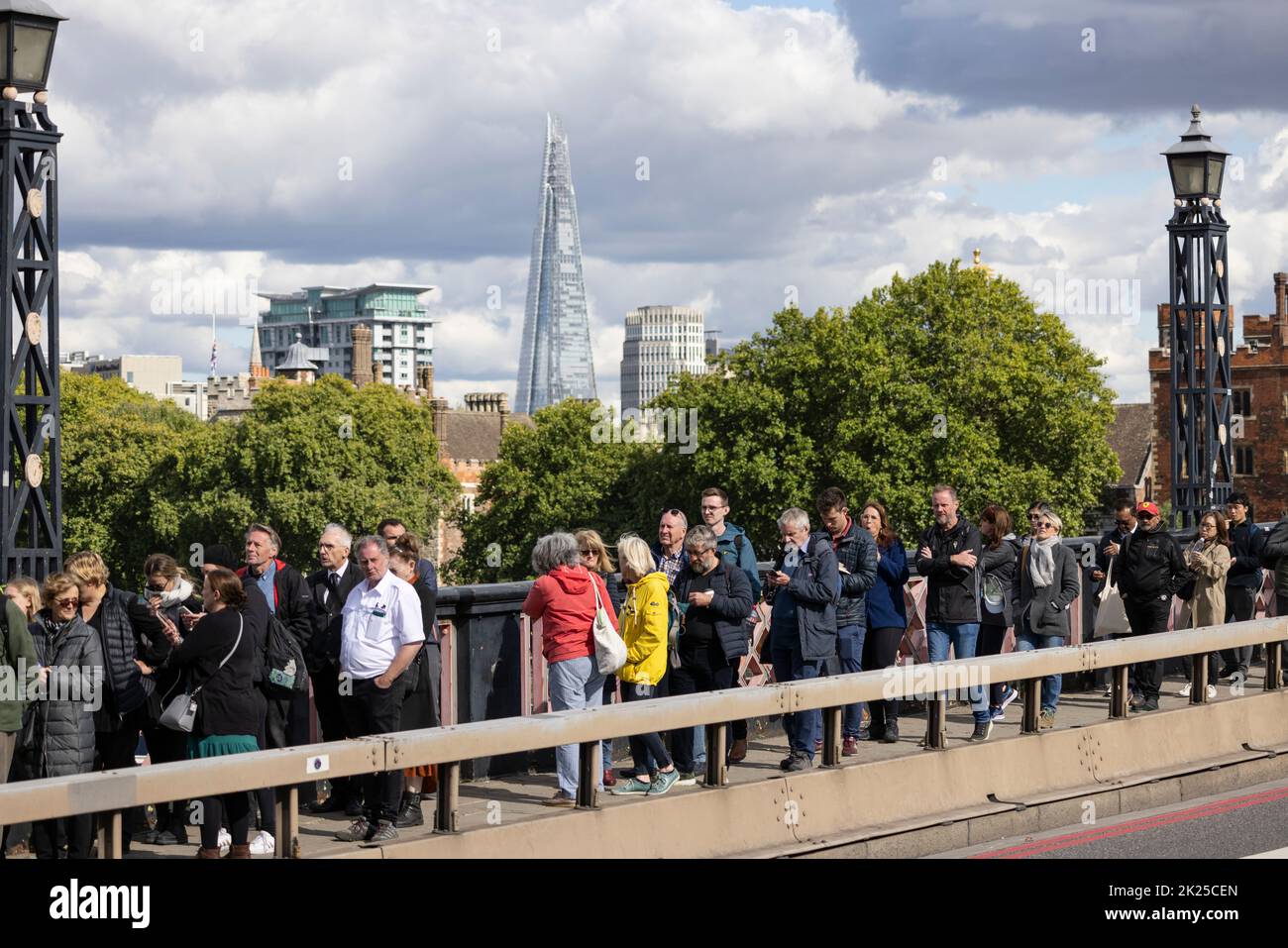 Royal Mourners stehen Schlange, um ihren Respekt zu zollen und den im Bundesstaat Queen Elizabeth II. Liegenden Ort über die Lambeth Bridge, Southbank, London, Großbritannien, zu besuchen Stockfoto