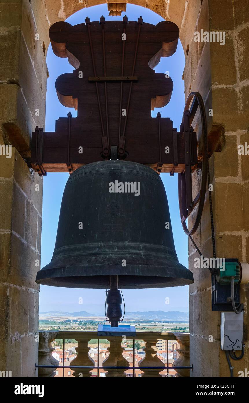 Grünlich-graue Messingglocke hängt im Glockenturm Stockfoto