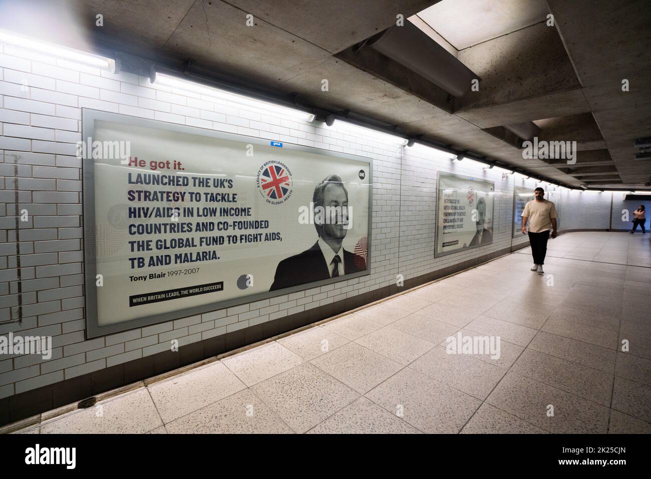 London, Großbritannien. 22. September 2022. Ein Bild des ehemaligen Labour-Premierministers Tony Blair in der Londoner U-Bahn von One Global Campaign, das die Auswirkungen der britischen Premierminister auf die globale Gesundheit bei der Bekämpfung von Infektionskrankheiten wie Covid, Ebola und AIDS hervorhebt.Quelle: amer ghazzal/Alamy Live News. Stockfoto