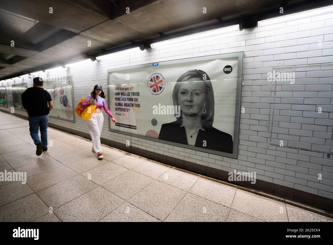 London, Großbritannien. 22. September 2022. Ein Bild der konservativen Premierministerin Liz Truss in der Londoner U-Bahn von One Global Campaign, um die Auswirkungen der britischen Premierminister auf die globale Gesundheit bei der Bekämpfung von Infektionskrankheiten wie Covid, Ebola und HIV-AIDS hervorzuheben. Kredit: amer ghazzal/Alamy Live Nachrichten. Stockfoto