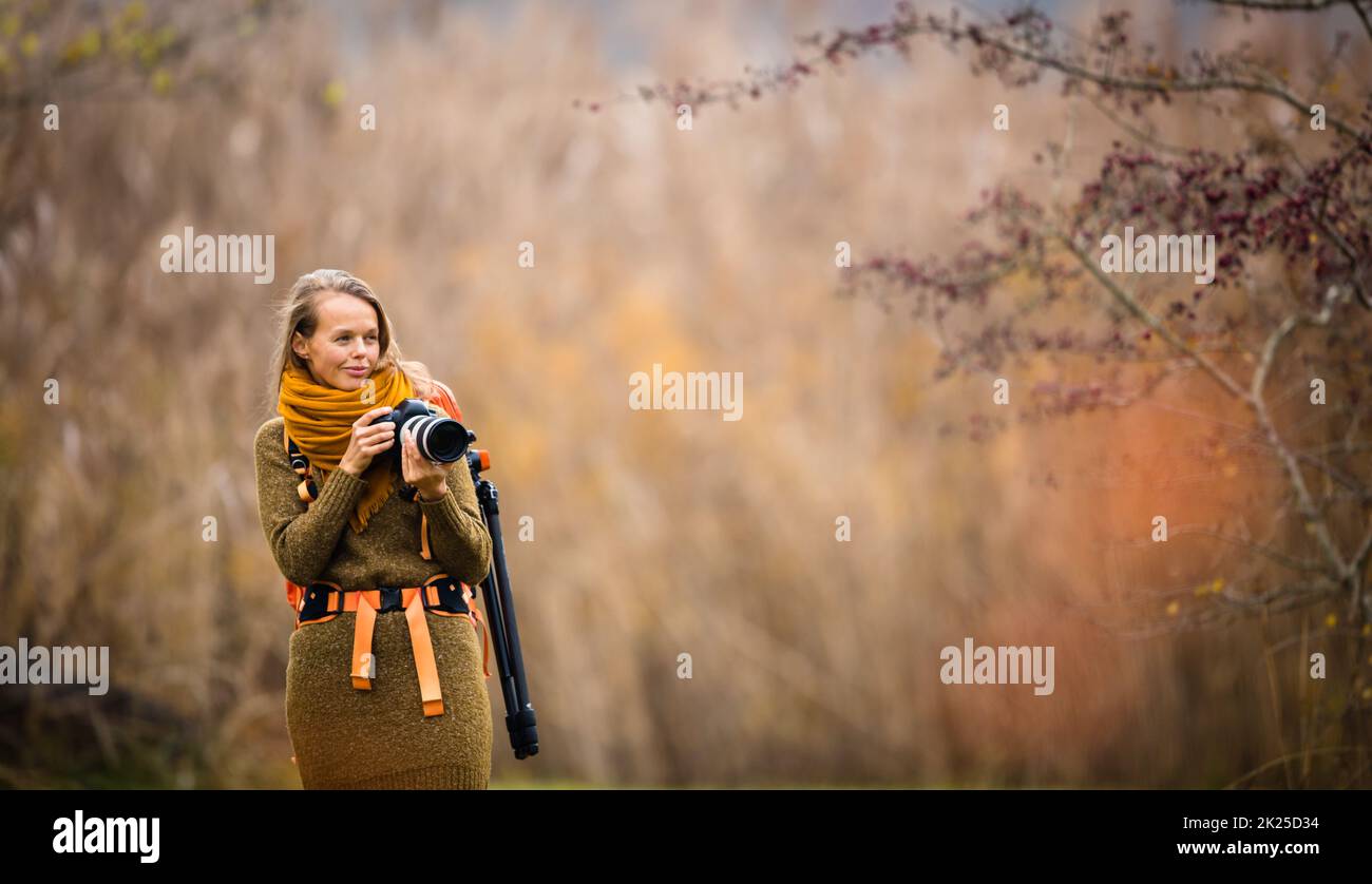 Hübsch, Fotografin Aufnahmen im Freien, an einem wunderschönen Herbsttag - flaches DOF, Farbe getonte Bild Stockfoto