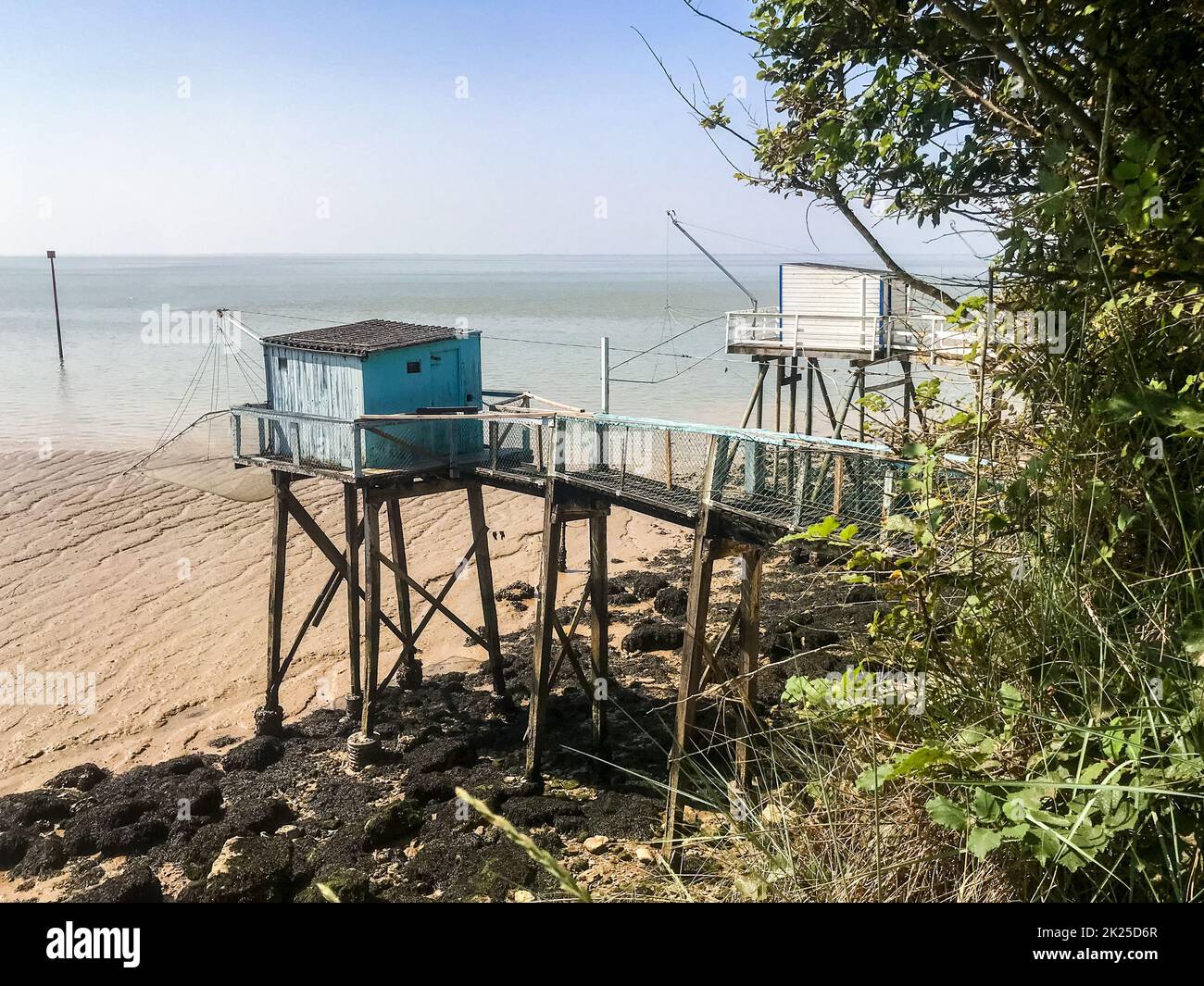 Traditionelle Angelkabine und -Netz - Carrelet - Talmont sur Gironde, Frankreich Stockfoto