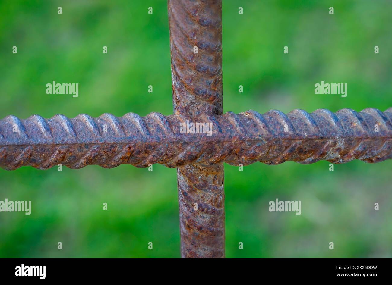Ein Kreuz aus zwei Verstärkungsstangen. Bewehrungsstahl zur Verstärkung von Beton. Stockfoto