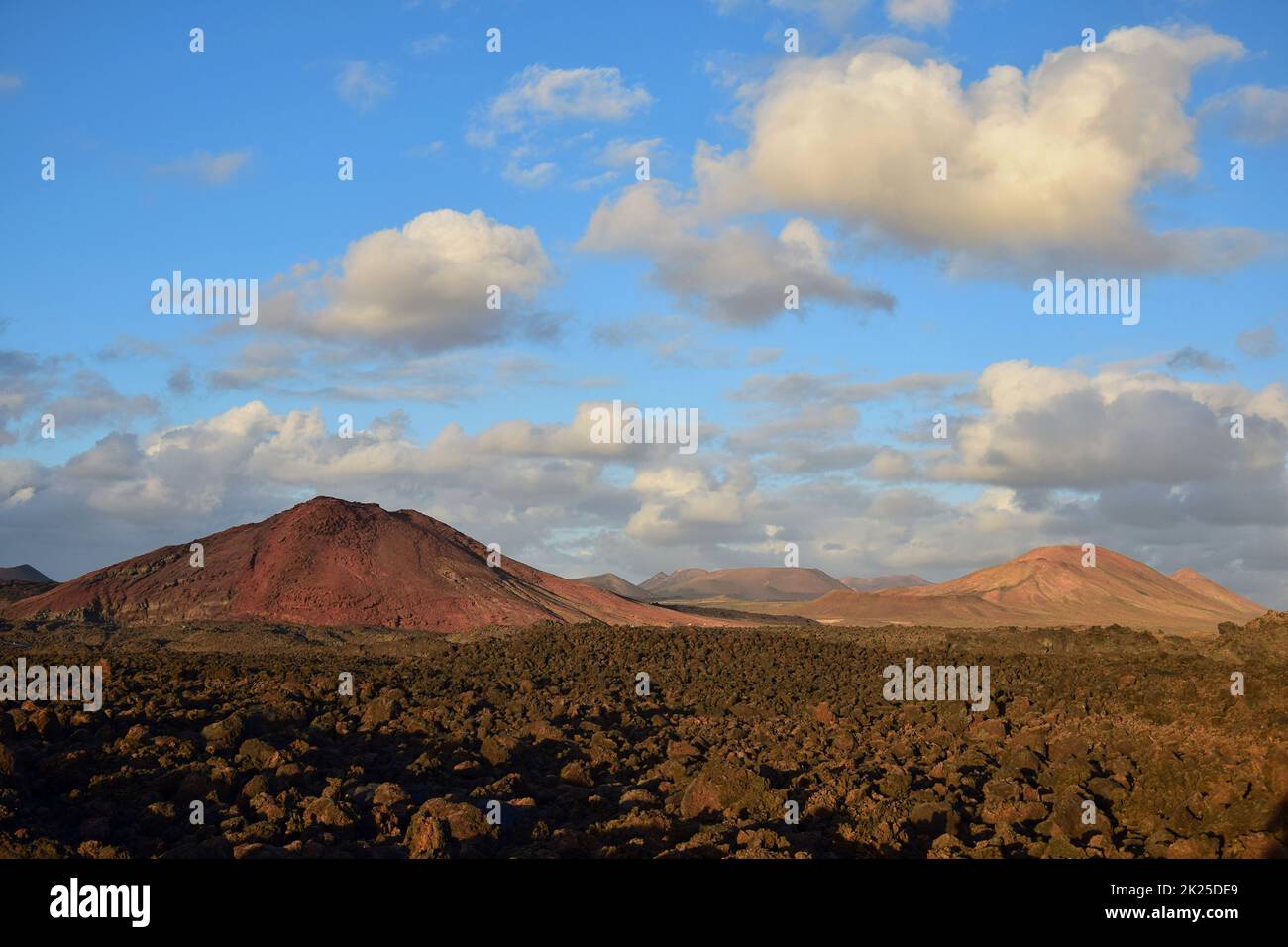 Wunderschöne vulkanische Landschaft bei Sonnenuntergang am Parque Natural de Los Volcanes. Lanzarote, Spanien. Stockfoto