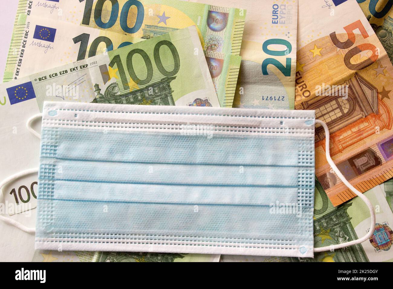 Die Maske wird auf Euro-Bancnotes platziert Stockfoto