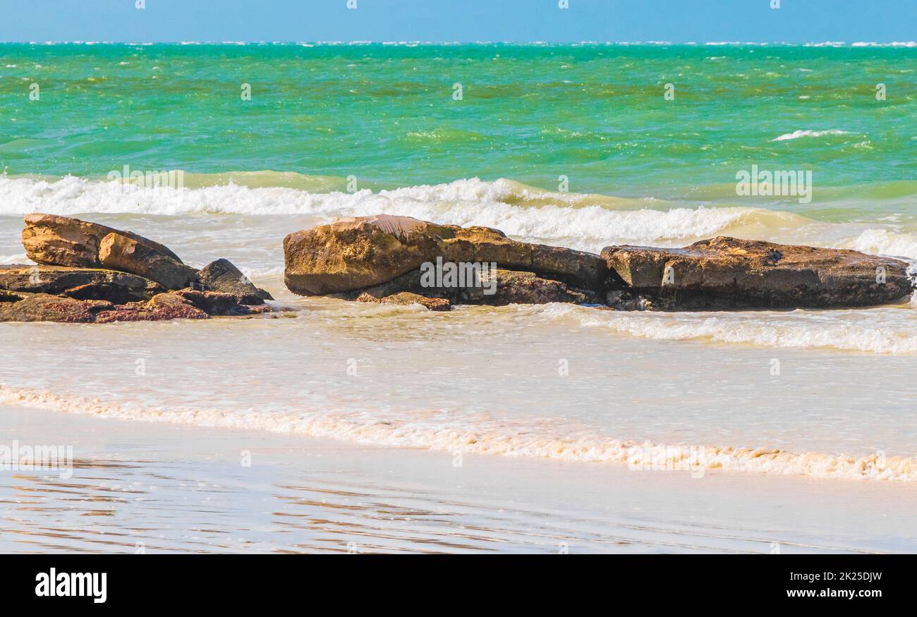 Wunderschöne Holbox Insel Strand Sandbank Felsbrocken türkisfarbene Wasserwellen Mexiko. Stockfoto