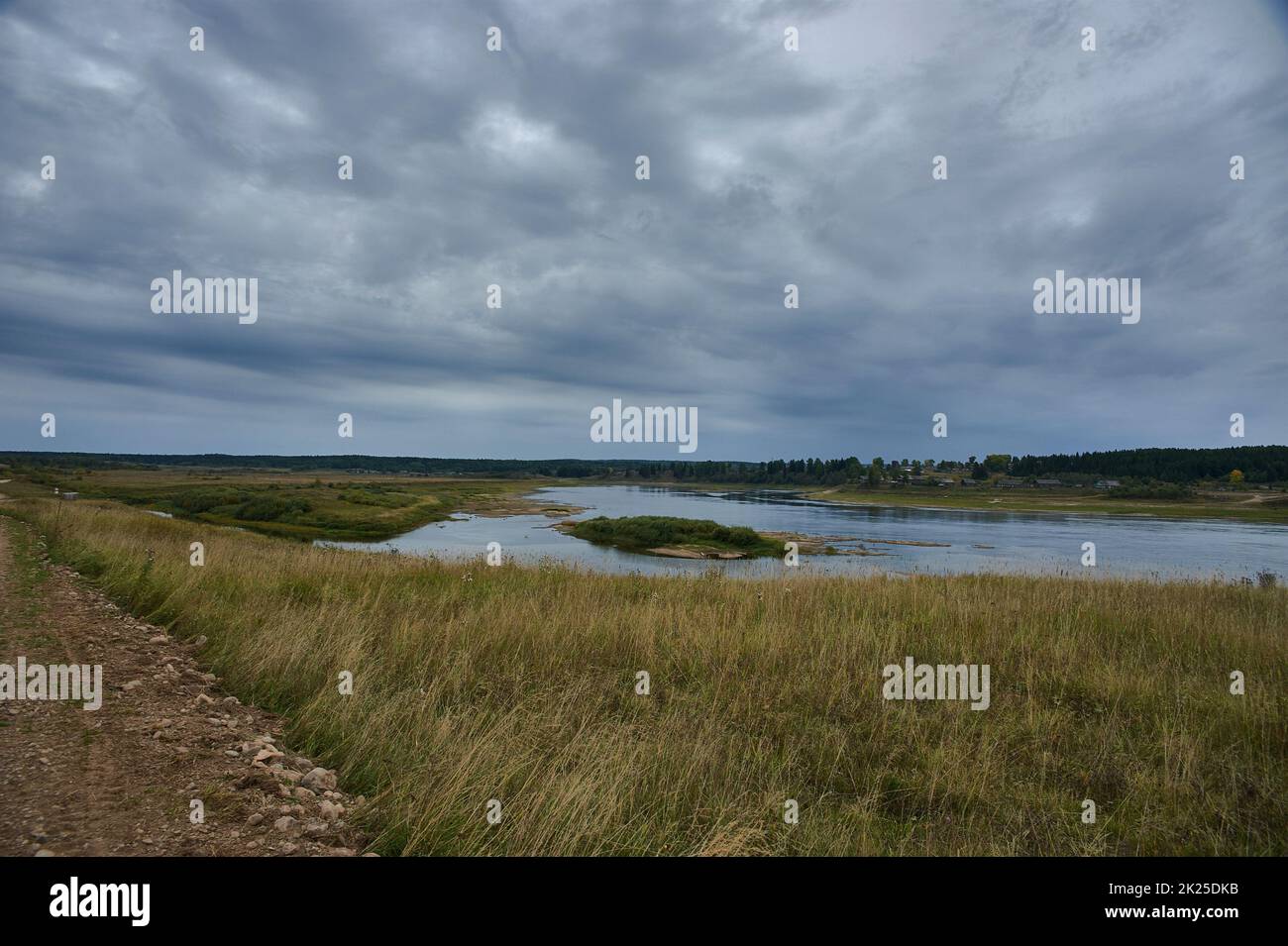 Waldfluss in Herbstfarben im Wald Stockfoto
