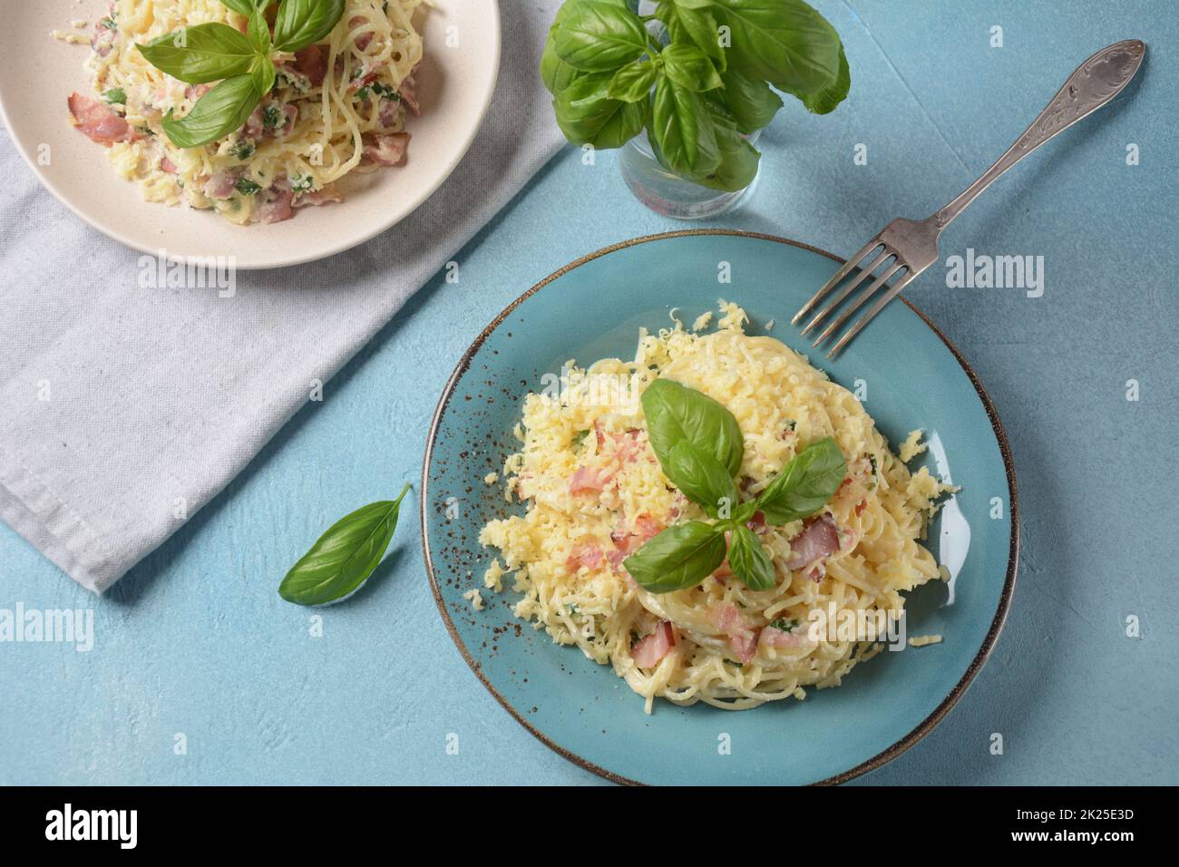 Spaghetti alla Carbonara mit Speck, Eiern, Käse und schwarzem Pfeffer ...