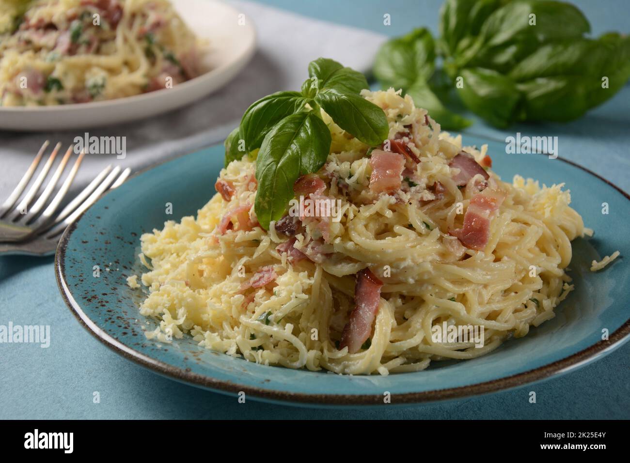 Spaghetti alla Carbonara mit Speck, Eiern, Käse und schwarzem Pfeffer ...